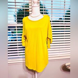 🛍️NWT Kaari blue beautiful yellow top with ruffle short sleeve size large.